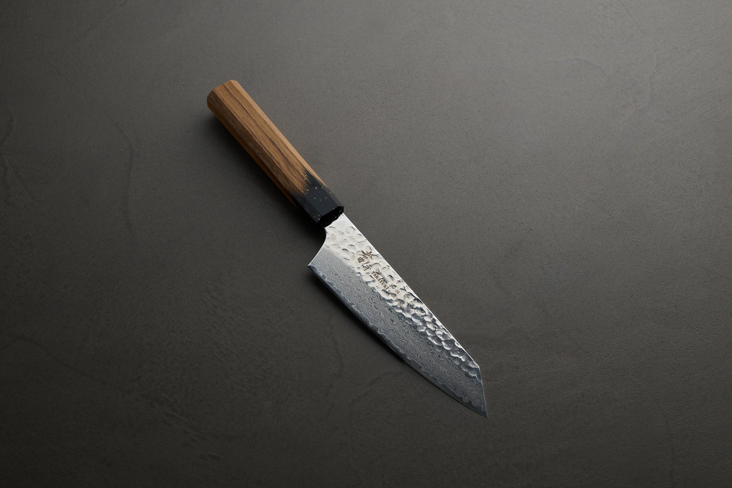 堺孝行｜33層ダマスカス樫漆｜剣型三徳包丁｜160mm｜黒伸